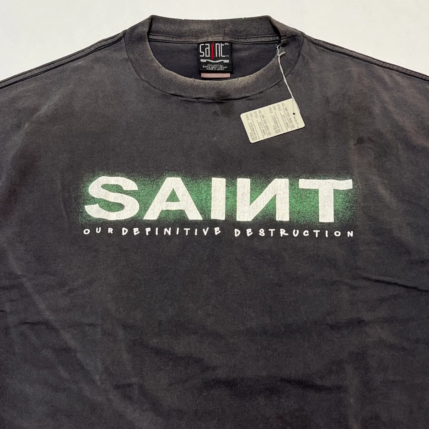 SAINT MXXXXXX SAINT SS TEE/BLK Green SAINT BOX LOGO short sleeves Washed black S-XL Look for cylindrical fabrics without side seams. Don’t buy open ones anymore. It’s boring. Assute garments are dyed. The whole piece is sprayed with horse-hair spray. Then spray it again to fade. The collar and cuffs are frayed. Many places are damaged. Authentic grade printing is restored. Accessories are complete. With little angel anti-counterfeiting label.